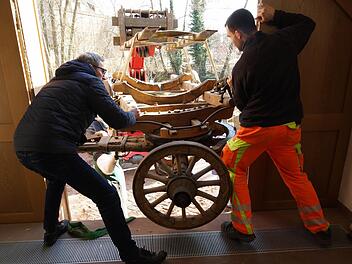 Arnold Zier und Julian Beck versuchen den Wagen durchs Tor zu bugsieren. Foto: Arkadius Guzy