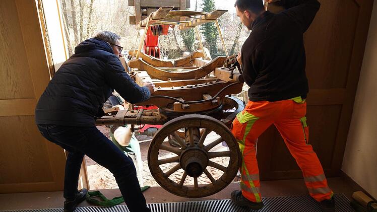 Arnold Zier und Julian Beck versuchen den Wagen durchs Tor zu bugsieren. Foto: Arkadius Guzy