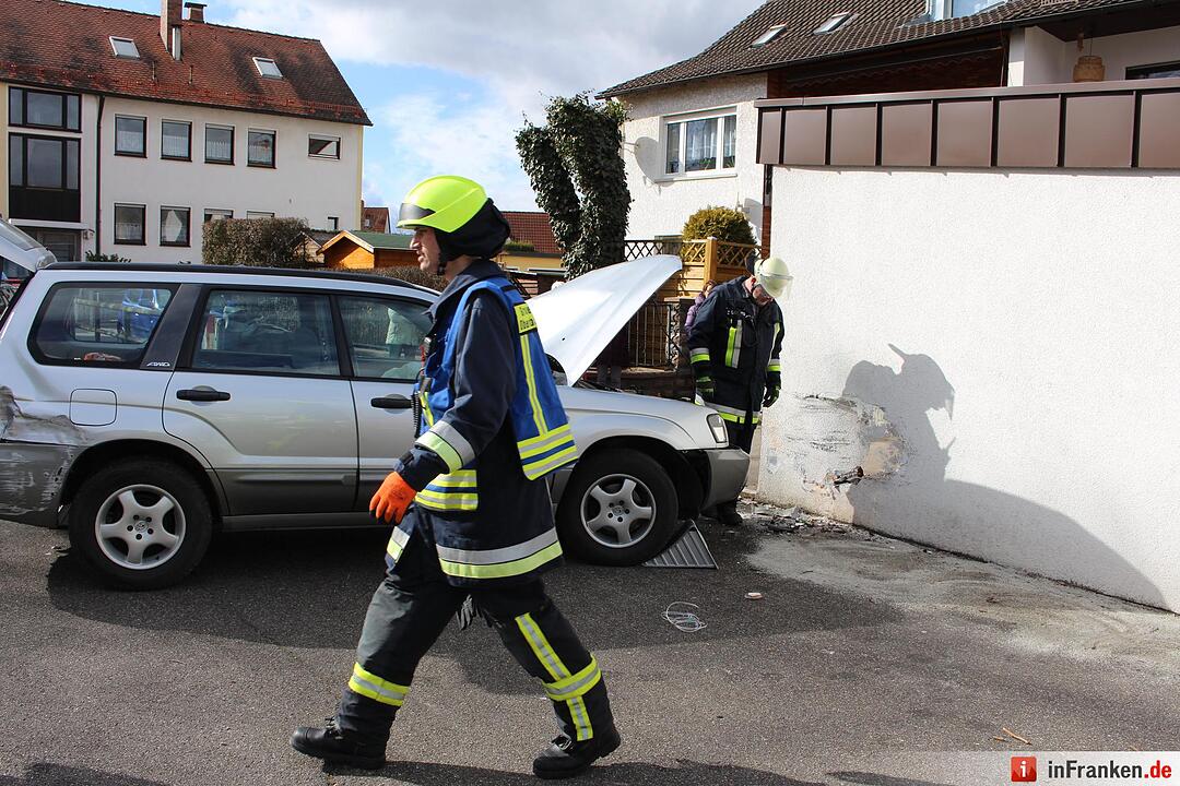 Senior auf Abwegen: Mehrere Autos und dann Wand gerammt - Geländewagen schießt durch geschlossenes Garagentor - Feuerwehr muss Schwerverletzten befreien