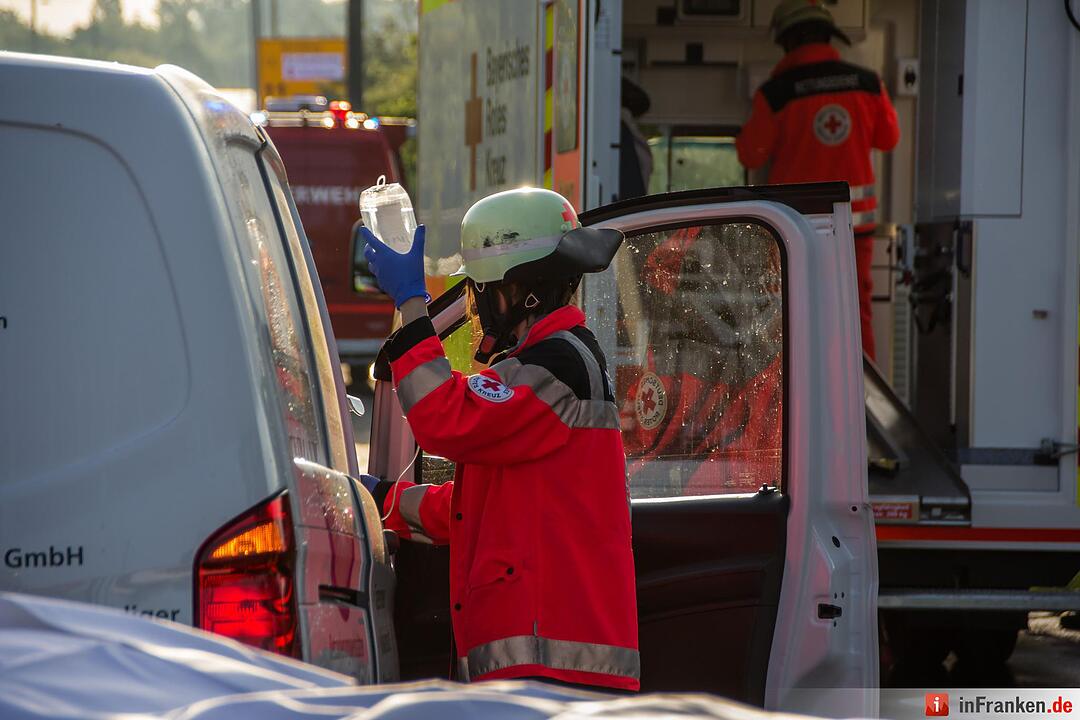 Schwerer Unfall in Fürth: Kleintransporter kracht in Kehrfahrzeug