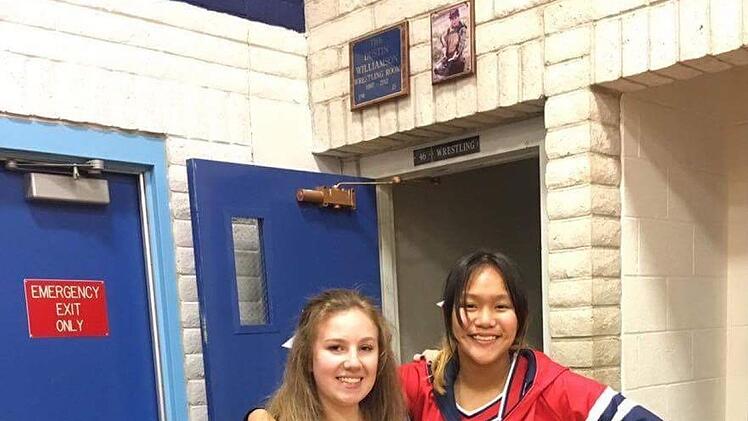 Moana und ihre thailändische Freundin vor dem ersten Basketballspiel. Foto: Moana Dempsey