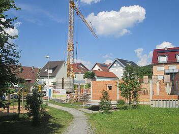 Noch in diesem Monat soll am Mehrgenerationentreff in Fuchsstadt (im Bild) das Richtfest gefeiert werden. Die Inbetriebnahme ist für den Oktober terminiert.               Winfried Ehling