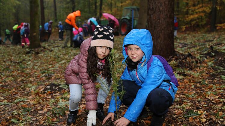 Maja und Lucienne aus Pinzberg pflanzten einen Baum.
