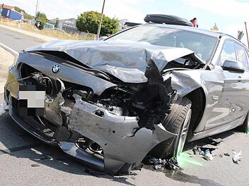 Eine Autofahrerin &uuml;bersah ein entgegenkommendes Auto beim Abbiegen - es kam zum Frontalcrash. Foto: Bernd Stelzner