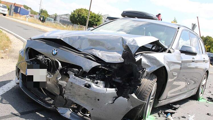 Eine Autofahrerin &uuml;bersah ein entgegenkommendes Auto beim Abbiegen - es kam zum Frontalcrash. Foto: Bernd Stelzner