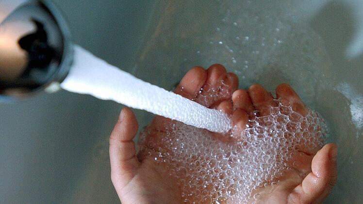 Im Burkardrother Wasserleitungsnetz sind Wasserverluste zu beklagen. Diese Verluste seien "schleichend" und nur schwer aufzuspüren, heißt es aus der Gemeinde.   Symbolfoto: Patrick Pleul/dpa