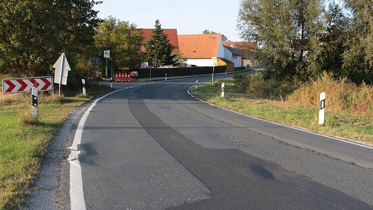 Deutlich sichtbar und bald Vergangenheit sind die Fahrbahn-Verformungen auf der Staatsstraße vor Großneuses.  Foto: Andreas Dorsch