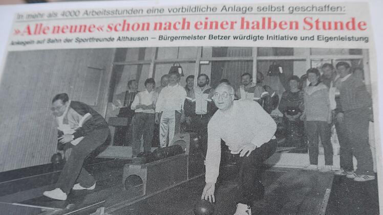 Die Kegelbahn wurde 1988 eingeweiht. Ein Zeitungsausschnitt dokumentiert die Feierlichkeiten. Foto/Repro: Rebecca Vogt
