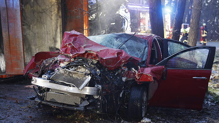 Auto kollidiert mit Lastwagen: Eine Person eingeklemmt