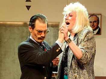 "Lance Man, Abteilungsleiter - Das Finale": Nils Liebscher (links) als Versicherungsimperator wagt ein Tänzchen mit Matthias Hertha als Voland Grimmrieper.Fotos: Henning Rosenbusch