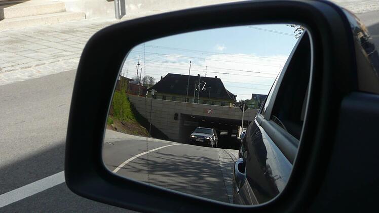 Rückschau auf die Baumaßnahme Unterführung - Coburger Straße. Am Pflaster des Fußgängerbereiches wurde bereits nachgebessert, jetzt muss der unebene Fahrbahnbelag abgefräst werden. Foto: Popp