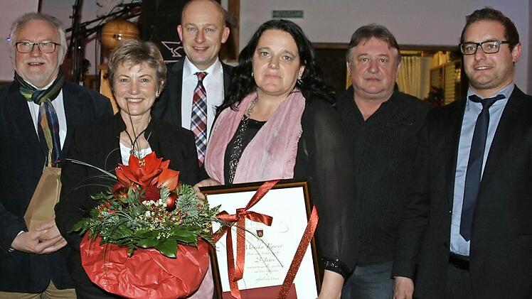 Bei der Weihnachtsfeier standen mehrere Mitarbeiter im Mittelpunkt (von links): Franz Lehnert scheidet am 30. Juni aus, Angela Lochner wurde verabschiedet und Monika Kaiser feierte 25-jähriges Betriebsjubiläum. Mit im Bild Bürgermeister Claus Schwarzmann und die Betriebsräte Harald Kühn und Holger Arneth.  Foto: Sylvia Hubele