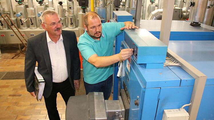 Wolfgang Reith von der Bauverwaltung und Christian Gessner vom Gebäudemanagement planen die energetische Sanierung des Landratsamt-Hauptgebäudes. Foto: Ralf Ruppert