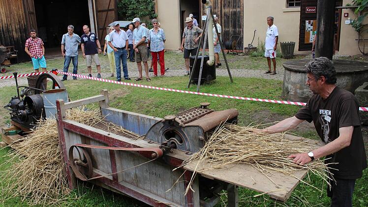 Einen alten "Stiftendrescher" hat Werner Böhnlein wieder zum Laufen gebracht und im Museumshof vorgeführt. Foto: Evi Seeger