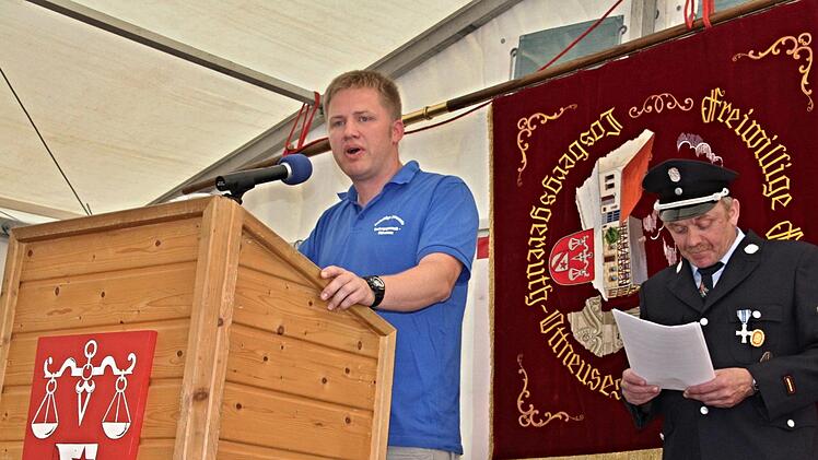 Andreas Denninger, Vorsitzender des Feuerwehrvereins Losbergsgreuth-Ottneuses freute sich über die Helferinnen und Helfer beim Feuerwehrgründungsfest. Rechts Kommandant Thomas Lochner.