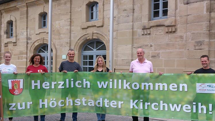 Ein neues Banner wird die Besucher der Höchstadter Kirchweih begrüßen.  Foto: Andreas Dorsch