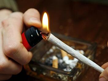 Schwer kranken Menschen soll das 2017 eingeführte Gesetz "Cannabis als Medizin"   helfen. Wir erklären, wie Betroffene  an ein  Rezept kommen.  Symbolbild: dpa