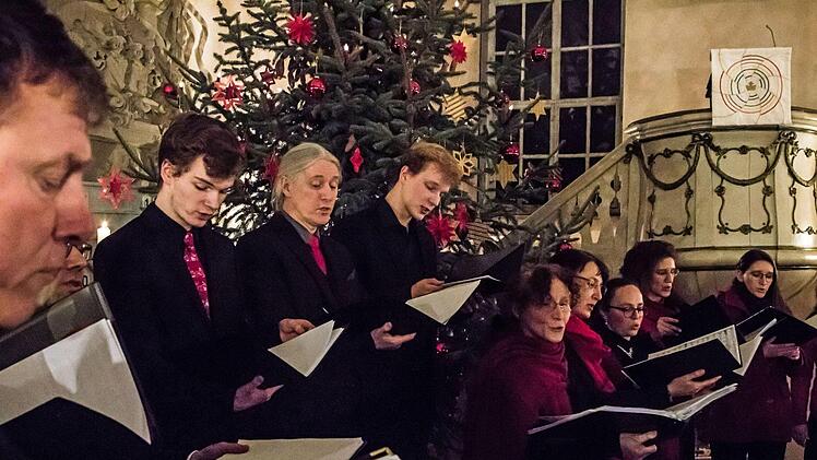 Stimmungsvoll: Ein Projektchor mit Sängern aus der Region Coburg, aus Thüringen, Sachsen und Sachsen-Anhalt gestaltete ein Konzert in Niederfüllbach.Foto: Jochen Berger
