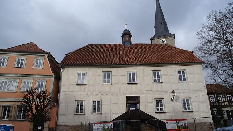 Das Seßlacher Rathaus - soll die Fassade so bleiben? Darüber diskutierten die Stadträte in der Sitzung am Dienstag. Foto: Jochen Berger