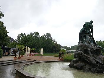 Bei Regen schaut auch der schönste Garten trist aus. Heute soll der "Stadtstrand" direkt beim Sintflutbrunnen öffnen, und die Sonnenschirme werden hoffentlich ihren Zweck erfüllen können. Loungemöbel und Liegestühle laden zum Niederlassen ein, und Kinder können im Sand buddeln. Geöffnet ist von 11 bis 22 Uhr. Foto: Simone Bastian
