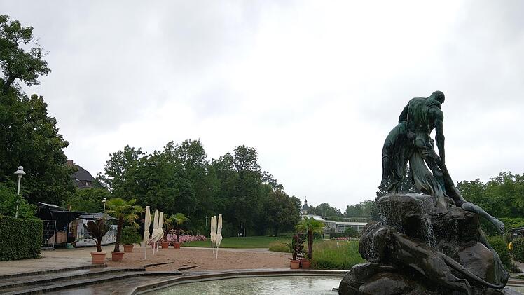 Bei Regen schaut auch der schönste Garten trist aus. Heute soll der "Stadtstrand" direkt beim Sintflutbrunnen öffnen, und die Sonnenschirme werden hoffentlich ihren Zweck erfüllen können. Loungemöbel und Liegestühle laden zum Niederlassen ein, und Kinder können im Sand buddeln. Geöffnet ist von 11 bis 22 Uhr. Foto: Simone Bastian