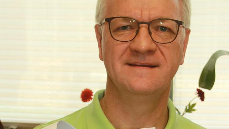 Ottmar Kerner mit dem Konstruktionsplan des Künstlers Krämmer. Foto: Matthias Einwag