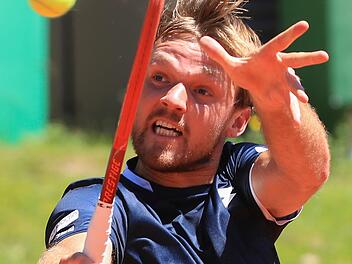 Kevin Krawietz hat die Filzkugel im Visier und spielt eine erfolgreichen Rückhand-Volley.