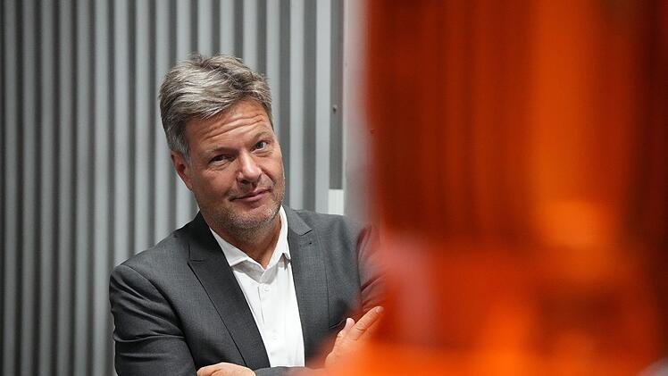 Bundeswirtschaftsminister Robert Habeck will mittels neuer Verordnungen mehr Energie sparen.