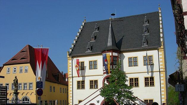 Das alte Rathaus auf dem Volkacher Marktplatz stammt aus dem Jahr 1544.