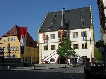 Das alte Rathaus auf dem Volkacher Marktplatz stammt aus dem Jahr 1544.
