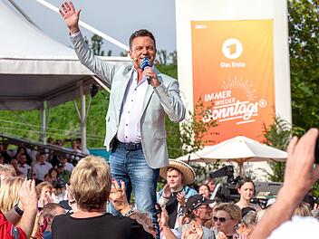 Seit 20 Jahren führt Stefan Mross mit guter Laune und frechen Sprüchen im Europa-Park Rust durch die Unterhaltungsshow "Immer wieder sonntags".