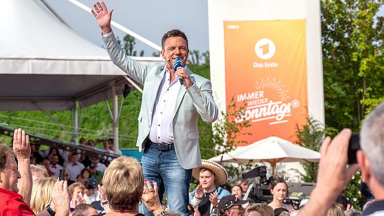 Seit 20 Jahren führt Stefan Mross mit guter Laune und frechen Sprüchen im Europa-Park Rust durch die Unterhaltungsshow "Immer wieder sonntags".