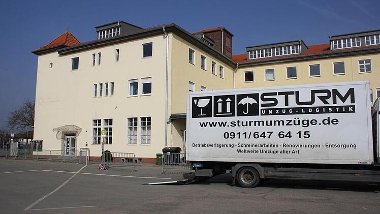 Noch stehen Laster der Umzugsfirma auf dem Gelände.