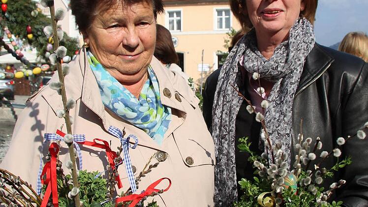 Elfriede Maurer und Hilde Madl haben ihre Palmsträuße zu Hause gebunden und dekoriert.