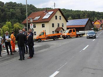 Ein Bild von der Erneuerung der Staatsstraße 2187 machten sich die Verantwortlichen in der Ortsdurchfahrt von Traindorf. Foto: Karl-Heinz Frank