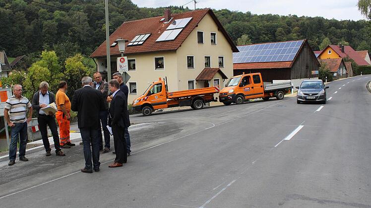 Ein Bild von der Erneuerung der Staatsstraße 2187 machten sich die Verantwortlichen in der Ortsdurchfahrt von Traindorf. Foto: Karl-Heinz Frank