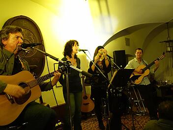 Ganz bei seinem Song: Lucky Herbert. Im Hintergrund die Bandmitglieder Kerstin Herbert, Maria Günther und Niko Thonik.  Foto: Heike Beudert