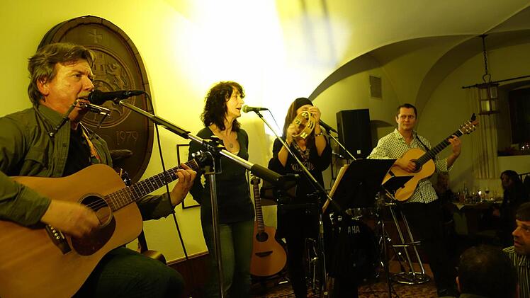 Ganz bei seinem Song: Lucky Herbert. Im Hintergrund die Bandmitglieder Kerstin Herbert, Maria Günther und Niko Thonik.  Foto: Heike Beudert