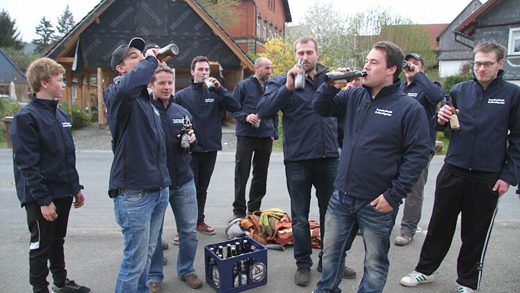 Die erste "Auslösungsrate" gab's in Danndorf gleich bei der Anlieferung des Maibaums. Foto: Sonja Adam