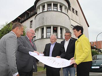 In zwei Wochen kann der Umbau des Heiner-Stenglein-Senioren- und Pflegeheims Am Rasen beginnen. Die Regierung von Oberfranken hat jetzt grünes Licht gegeben. Von rechts: Awo-Kreisvorsitzende und Landtagsvizepräsidentin Inge Aures, Awo-Ehrenkreisvorsitzender Oskar Schmidt, Architekt Hans-Hermann Drenske, Regierungspräsident Wilhelm Wenning und Heimleiter Ralf Hammer.  Foto: Stephan Tiroch