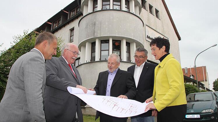 In zwei Wochen kann der Umbau des Heiner-Stenglein-Senioren- und Pflegeheims Am Rasen beginnen. Die Regierung von Oberfranken hat jetzt grünes Licht gegeben. Von rechts: Awo-Kreisvorsitzende und Landtagsvizepräsidentin Inge Aures, Awo-Ehrenkreisvorsitzender Oskar Schmidt, Architekt Hans-Hermann Drenske, Regierungspräsident Wilhelm Wenning und Heimleiter Ralf Hammer.  Foto: Stephan Tiroch
