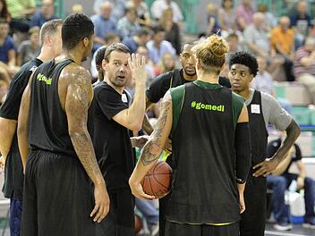 Bayreuths Trainer Michael Koch im Kreise seiner Spieler (von links) Kendell Gray, Ken Horton, Malte Ziegenhagen, Daniel Mullings, Jake Odum und Steve Wachalski. Foto: Peter Mularczyk