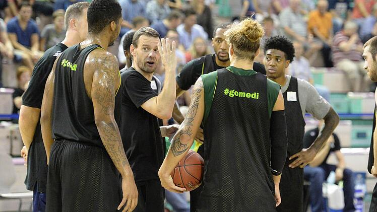 Bayreuths Trainer Michael Koch im Kreise seiner Spieler (von links) Kendell Gray, Ken Horton, Malte Ziegenhagen, Daniel Mullings, Jake Odum und Steve Wachalski. Foto: Peter Mularczyk