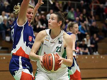 Tanja Lehnert (mit Ball) wird auf dem Weg zum Korb gestoppt. Foto: sportpress