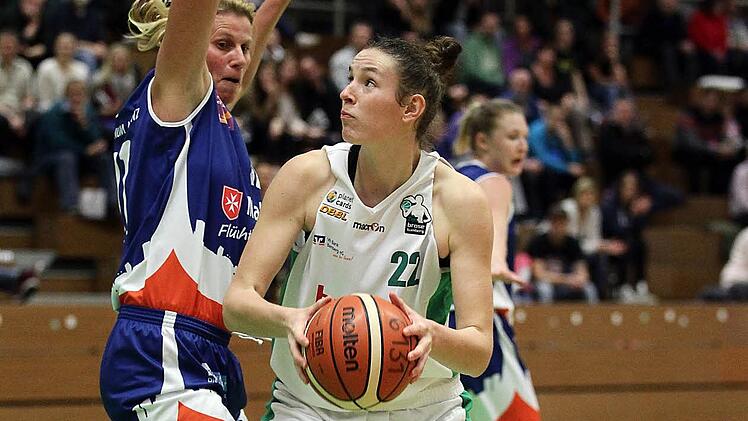 Tanja Lehnert (mit Ball) wird auf dem Weg zum Korb gestoppt. Foto: sportpress