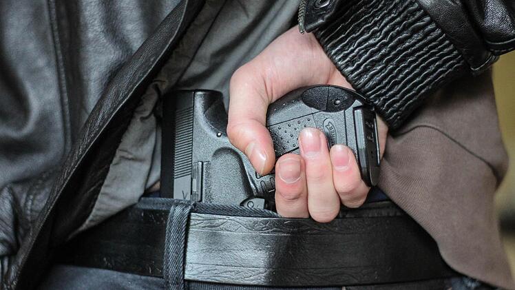 Schreckschusswaffen sind echten Pistolen oder Revolvern optisch nachempfunden. Für das Führen in der Öffentlichkeit ist seit 2003 der sogenannte kleine Waffenschein notwendig. Foto: Christopher Schulz