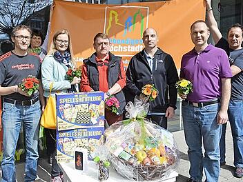 Birgit Brehm und Markus Thom&auml; (hinten mit Plakat) gratulierten den Gewinnern. Fotos: Larissa H&auml;ndel
