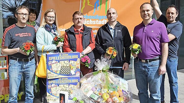 Birgit Brehm und Markus Thom&auml; (hinten mit Plakat) gratulierten den Gewinnern. Fotos: Larissa H&auml;ndel