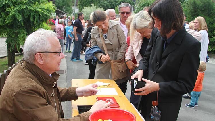 Nach dem Festgottesdienst feierten die Berndorfer. Dazu wurden die Euromünzen in Fest-Taler umgetauscht (Bild).