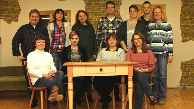 So ruhig wie auf diesem Bild wird man die Akteure des Lustspiels nicht zu Gesicht bekommen. Bei "Ein Butler auf dem Bauernhof" geht es turbulent zu. Unser Bild zeigt Regisseurin Marieanne Baum, Justina Gehring, Marion Höllisch und Eva Genslein (vordere Reihe von links) sowie Roland Gehring, Martina Freisinger, Magda Stöhr, Klaus Klemm, Tanja Wissendheit, Thomas Klemm und Birgit Klemm (hintere Reihe von links). Nicht auf dem Bild Arnold Kirchner und Rainer Pankratz. Foto: Günther Geiling